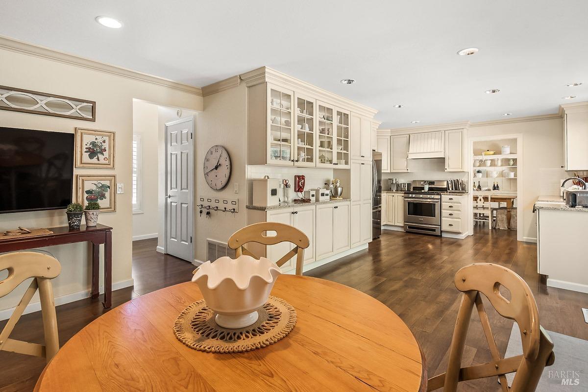Detail Gallery Image 12 of 24 For 10 Plata Ct, Novato,  CA 94947 - 4 Beds | 2/1 Baths