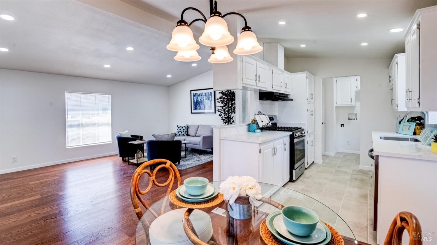 Detail Gallery Image 11 of 29 For 70 Sunset Cir, Vacaville,  CA 95687 - 3 Beds | 2 Baths