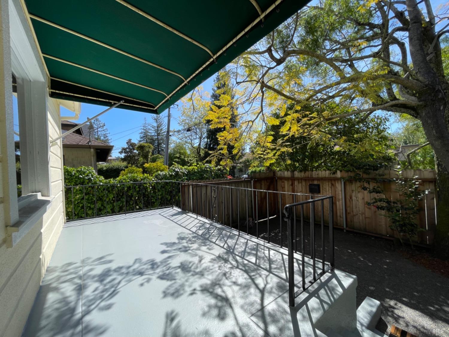 Detail Gallery Image 3 of 34 For 10 Hillside Ave, Kentfield,  CA 94904 - 2 Beds | 1 Baths