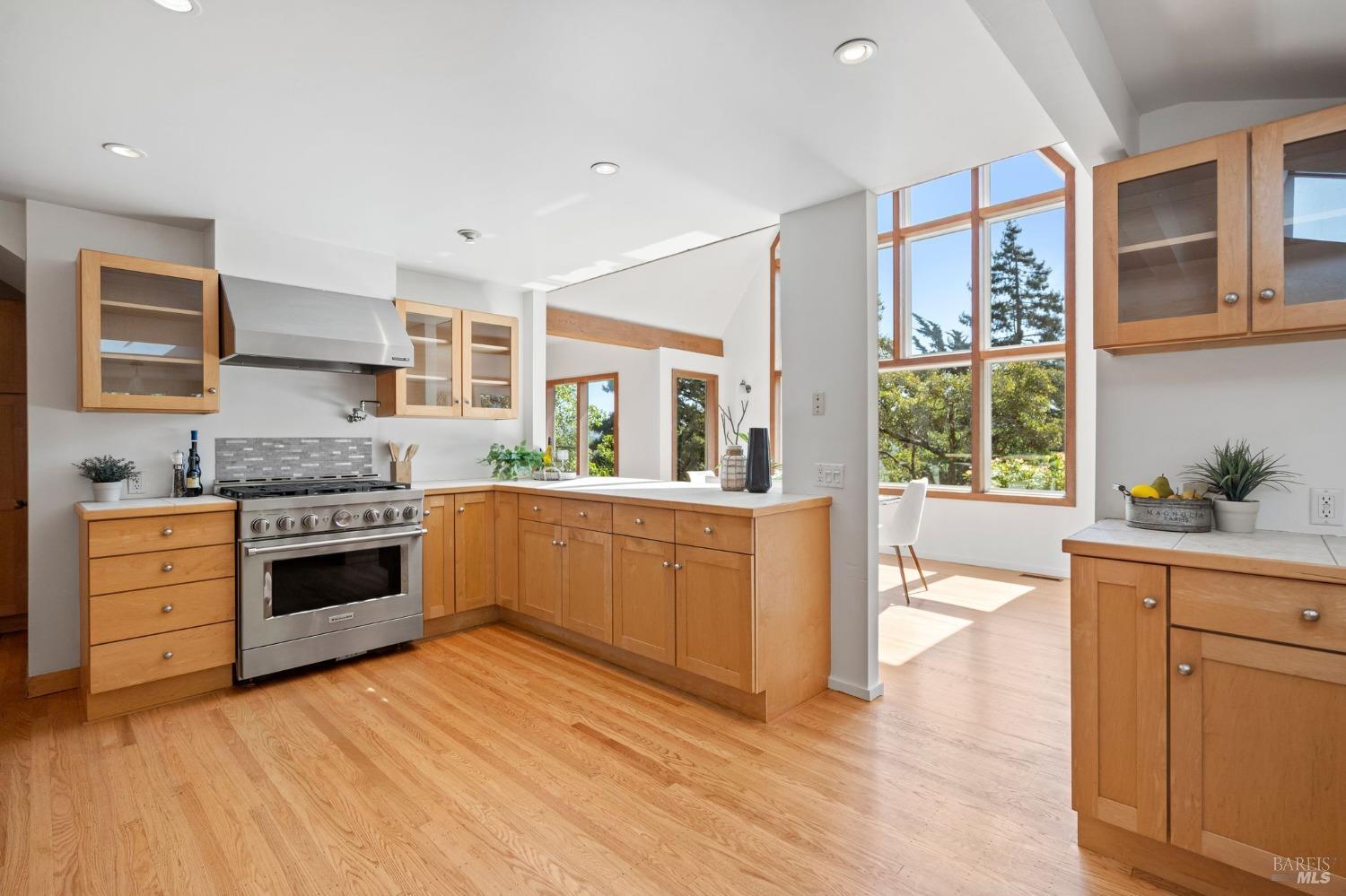 Detail Gallery Image 17 of 58 For 75 Morningsun Ave, Mill Valley,  CA 94941 - 4 Beds | 4 Baths