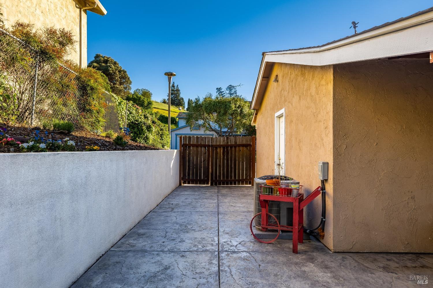 Detail Gallery Image 34 of 54 For 160 Carlisle Way, Benicia,  CA 94510 - 3 Beds | 1/1 Baths