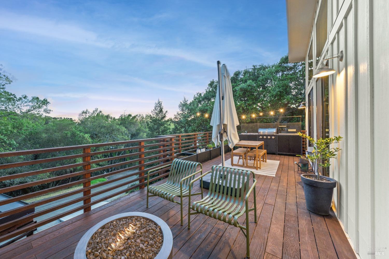 Detail Gallery Image 4 of 28 For 240 Clear Ridge Dr, Healdsburg,  CA 95448 - 2 Beds | 2 Baths