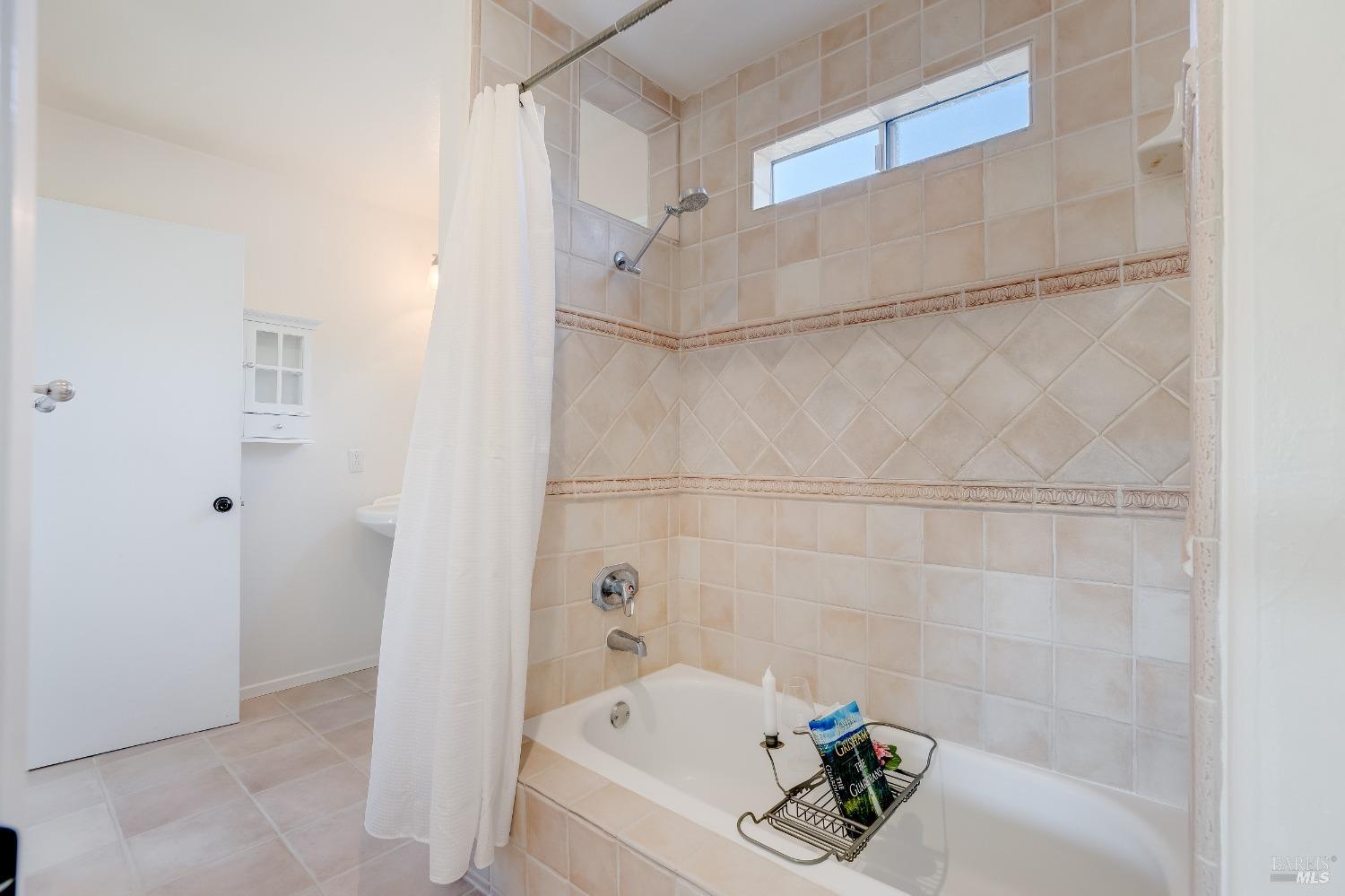 Detail Gallery Image 28 of 54 For 160 Carlisle Way, Benicia,  CA 94510 - 3 Beds | 1/1 Baths