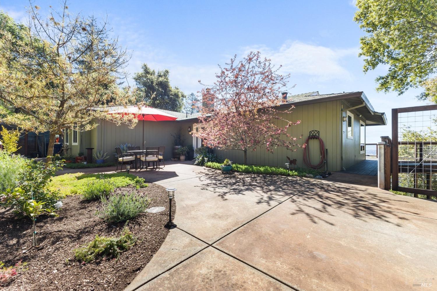 Photo of 26880 Toyon Ln in Cloverdale, CA