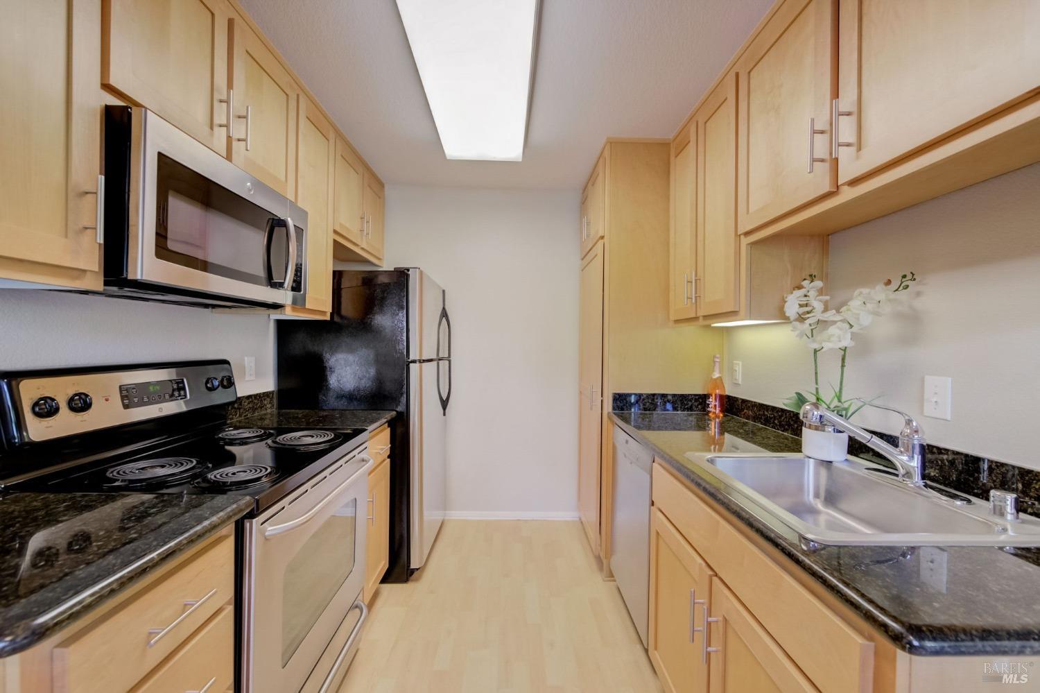 Detail Gallery Image 13 of 35 For 900 Cambridge Dr #137,  Benicia,  CA 94510 - 1 Beds | 1 Baths