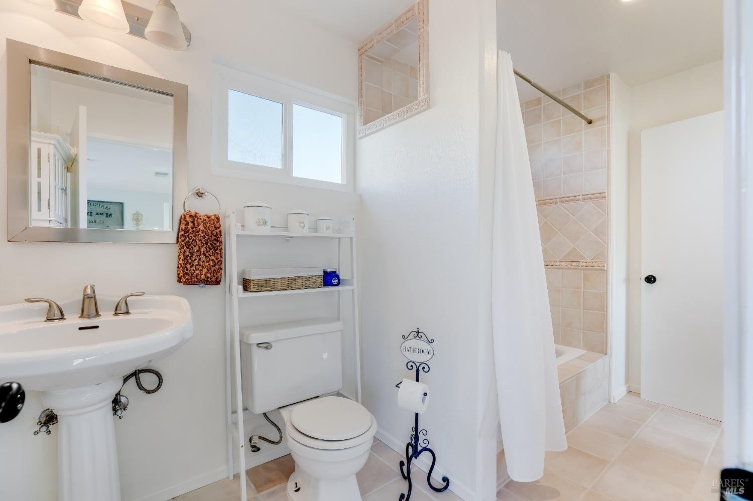 Detail Gallery Image 29 of 54 For 160 Carlisle Way, Benicia,  CA 94510 - 3 Beds | 1/1 Baths