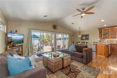 Detail Gallery Image 13 of 38 For 13801 Lakeshore Dr, Clearlake,  CA 95422 - 3 Beds | 2 Baths