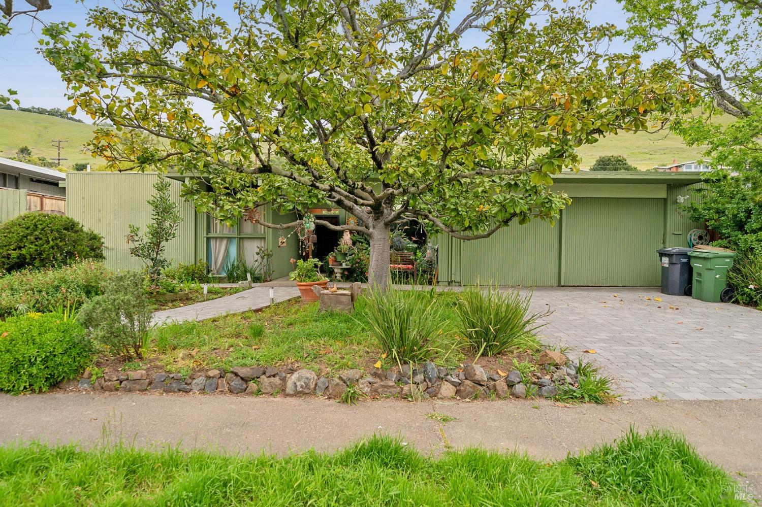 Detail Gallery Image 3 of 31 For 690 Las Colindas Rd, San Rafael,  CA 94903 - 4 Beds | 2 Baths