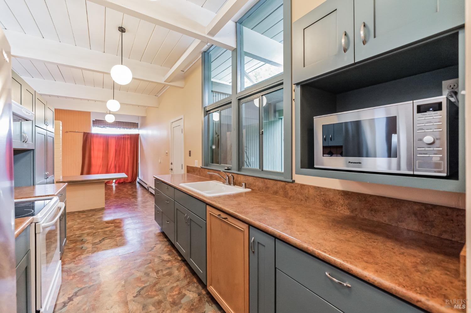 Detail Gallery Image 9 of 31 For 690 Las Colindas Rd, San Rafael,  CA 94903 - 4 Beds | 2 Baths