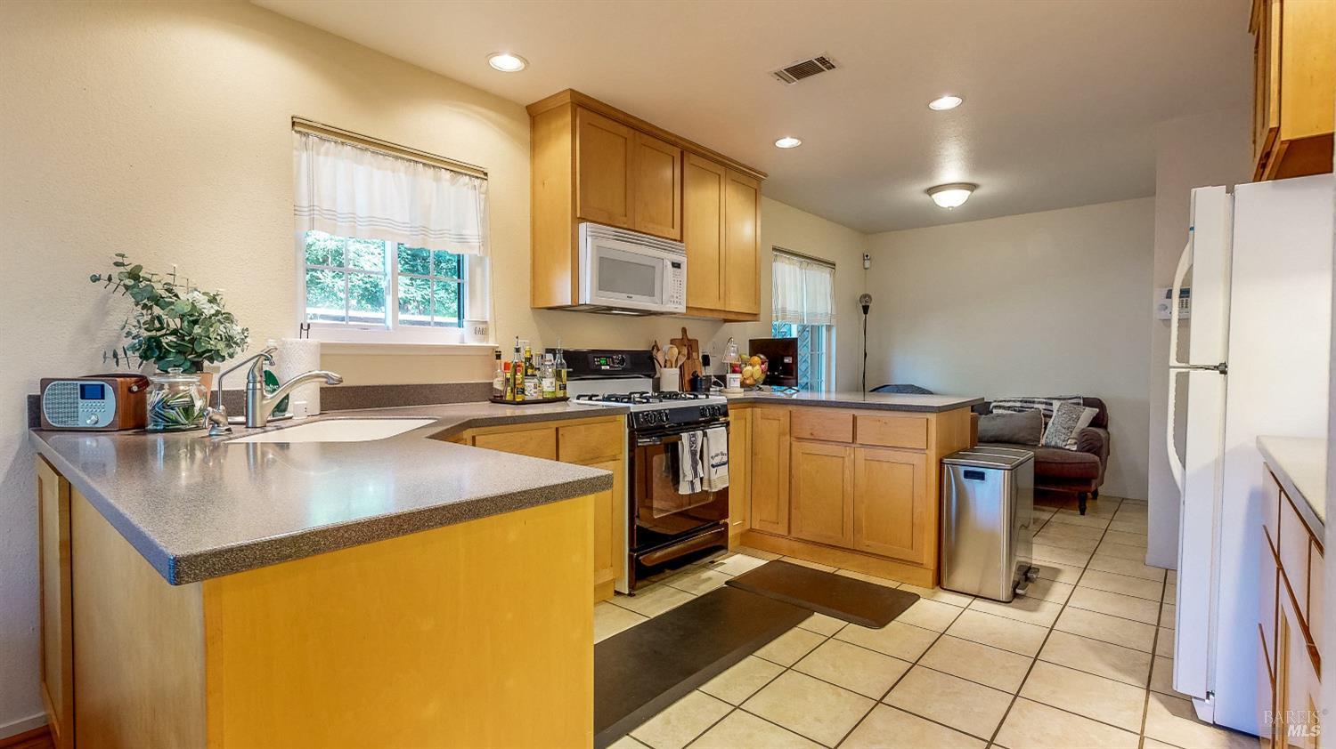 Detail Gallery Image 14 of 44 For 1678 Creekview Ct, Petaluma,  CA 94954 - 3 Beds | 2/1 Baths