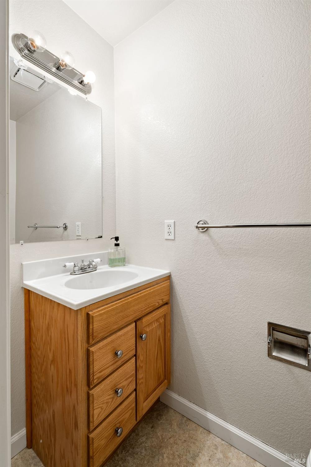 Detail Gallery Image 14 of 26 For 1720 Oldfield Way, Santa Rosa,  CA 95401 - 3 Beds | 1/1 Baths