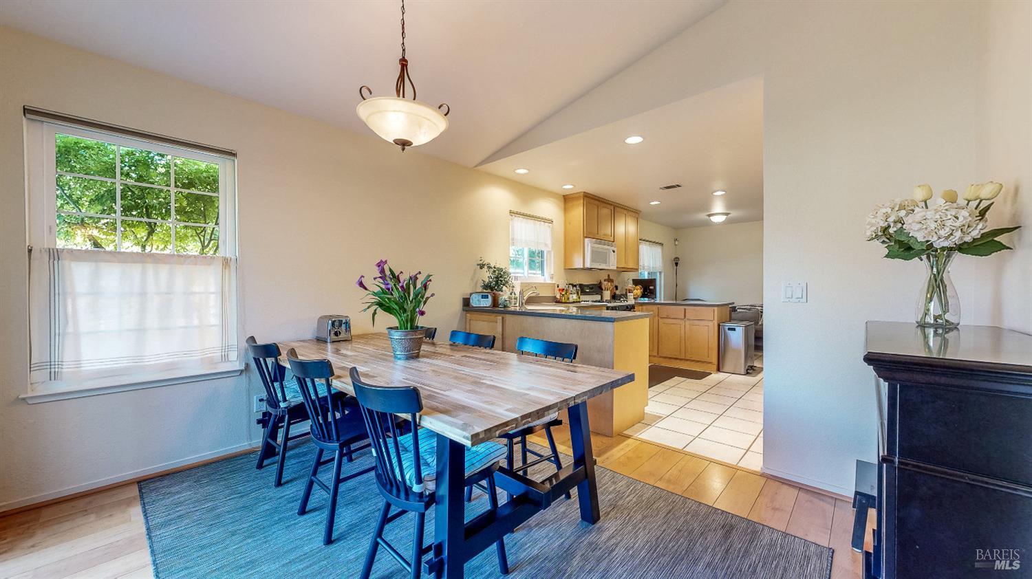 Detail Gallery Image 11 of 44 For 1678 Creekview Ct, Petaluma,  CA 94954 - 3 Beds | 2/1 Baths