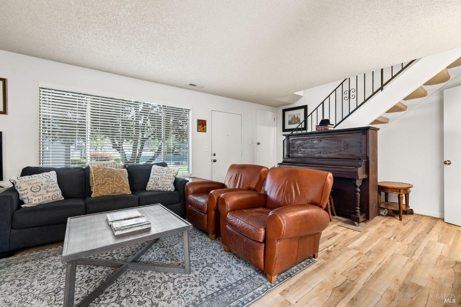 Detail Gallery Image 2 of 26 For 1720 Oldfield Way, Santa Rosa,  CA 95401 - 3 Beds | 1/1 Baths