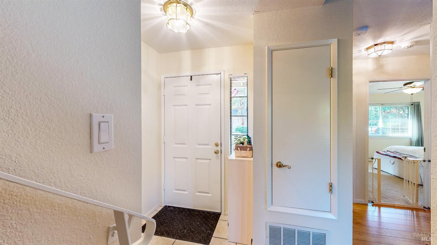 Detail Gallery Image 6 of 44 For 1678 Creekview Ct, Petaluma,  CA 94954 - 3 Beds | 2/1 Baths