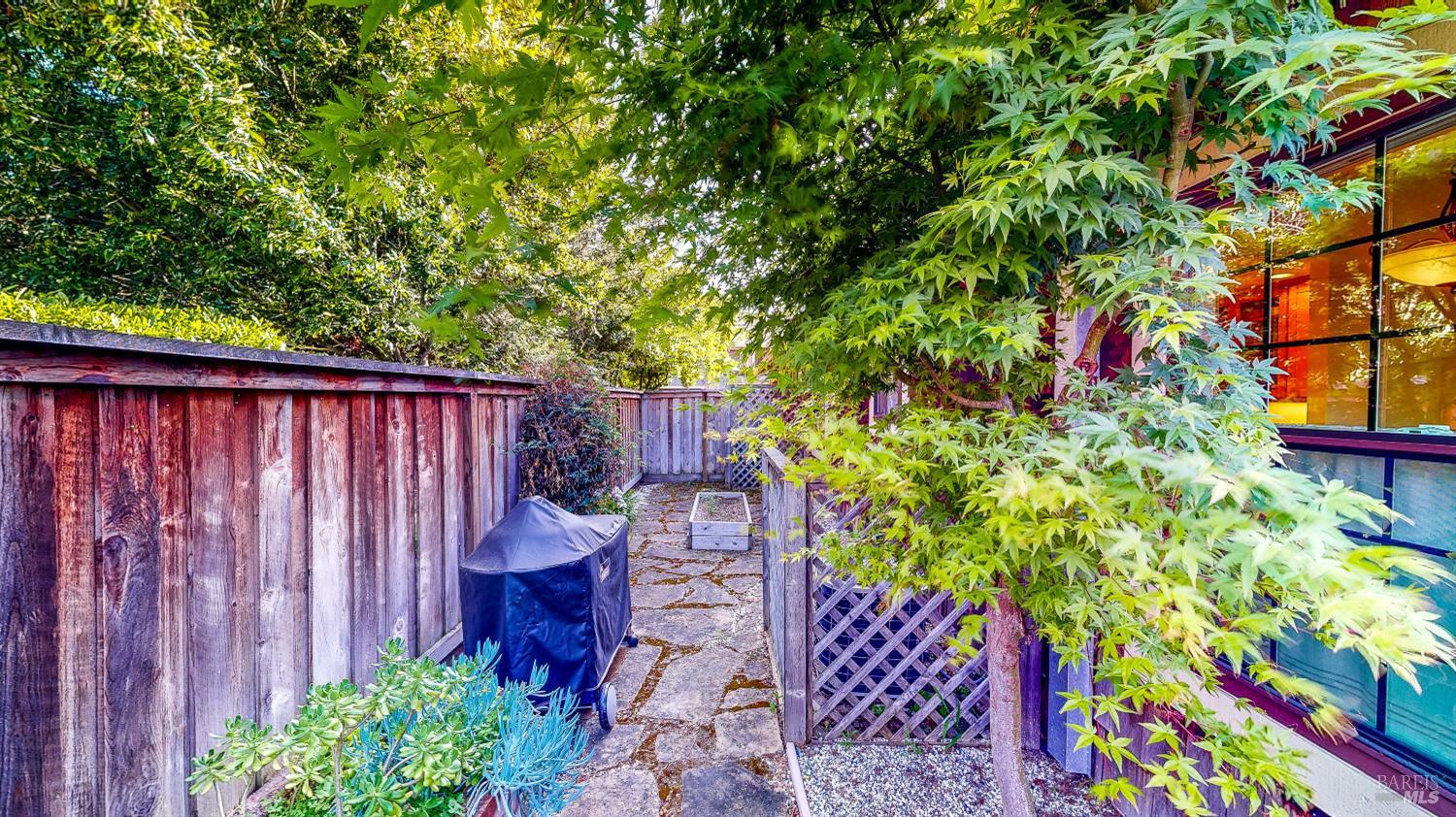 Detail Gallery Image 34 of 44 For 1678 Creekview Ct, Petaluma,  CA 94954 - 3 Beds | 2/1 Baths