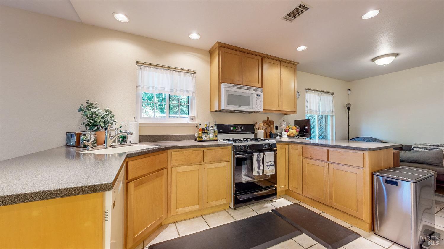 Detail Gallery Image 15 of 44 For 1678 Creekview Ct, Petaluma,  CA 94954 - 3 Beds | 2/1 Baths