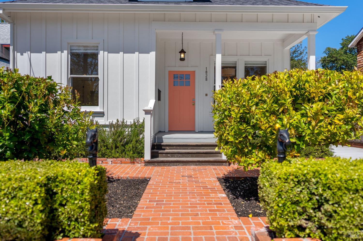 Detail Gallery Image 3 of 38 For 1828 Pine St, Napa,  CA 94559 - 2 Beds | 2 Baths