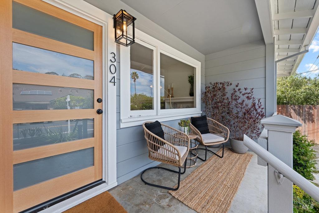 Detail Gallery Image 8 of 43 For 304 Bell Ln, Mill Valley,  CA 94941 - 4 Beds | 2 Baths