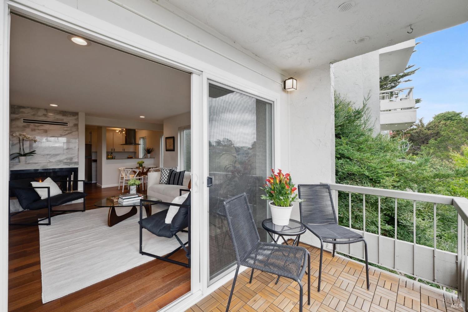 Detail Gallery Image 6 of 27 For 122 Lower Anchorage Rd, Sausalito,  CA 94965 - 2 Beds | 2 Baths