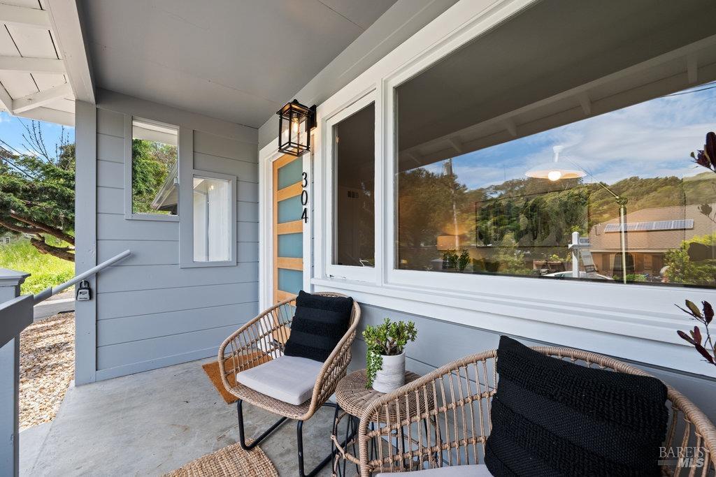 Detail Gallery Image 9 of 43 For 304 Bell Ln, Mill Valley,  CA 94941 - 4 Beds | 2 Baths