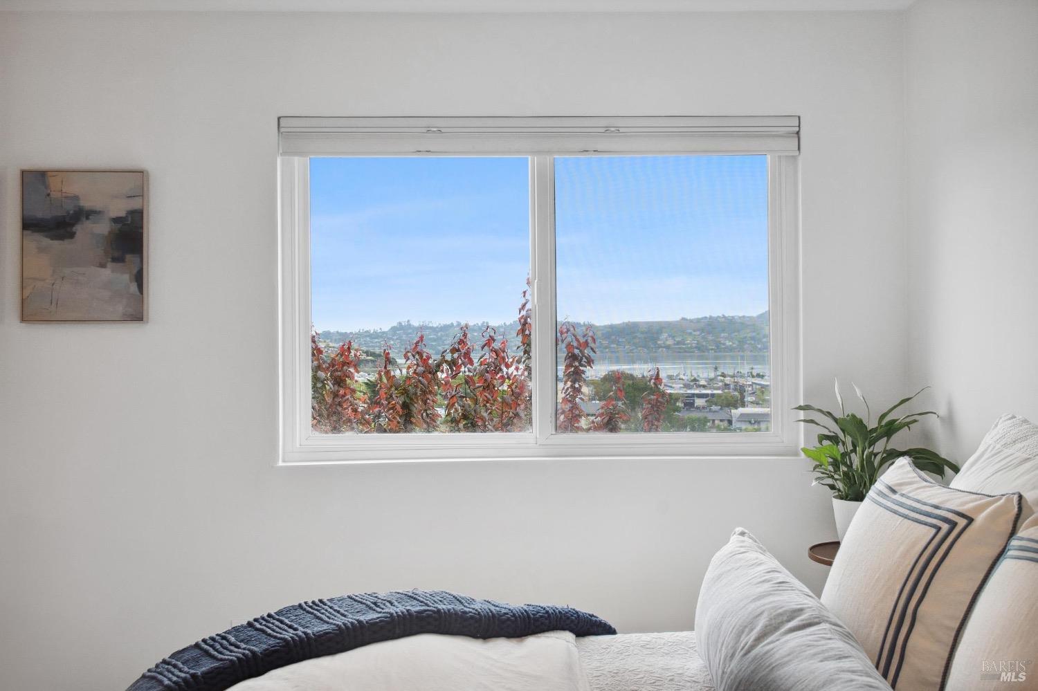 Detail Gallery Image 14 of 27 For 122 Lower Anchorage Rd, Sausalito,  CA 94965 - 2 Beds | 2 Baths