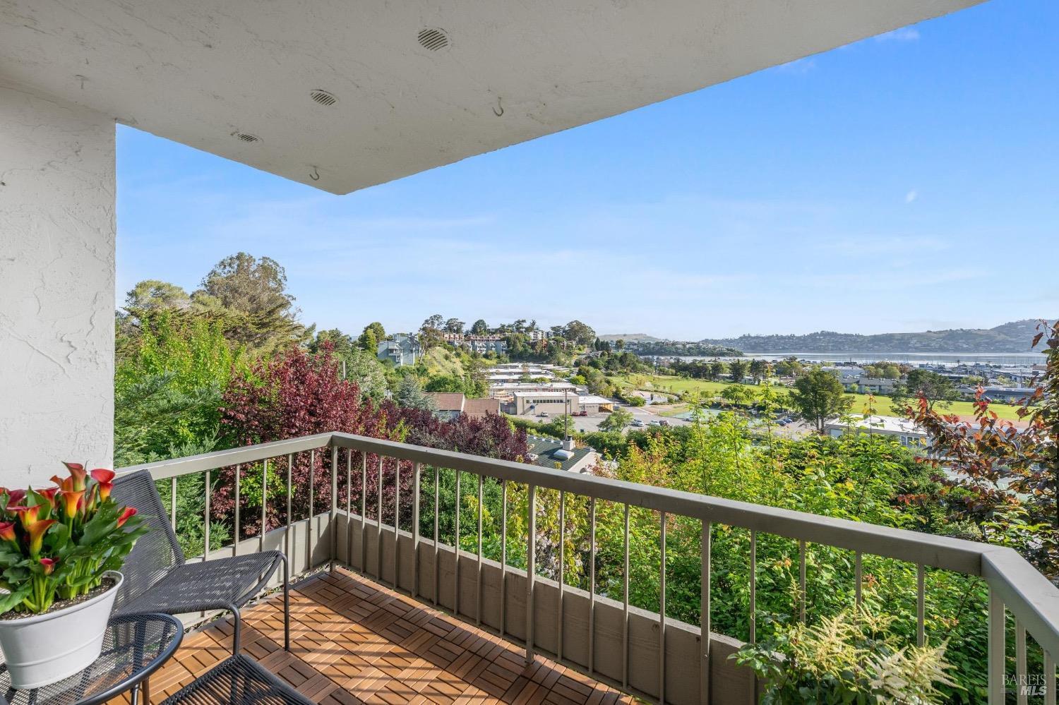 Detail Gallery Image 8 of 27 For 122 Lower Anchorage Rd, Sausalito,  CA 94965 - 2 Beds | 2 Baths