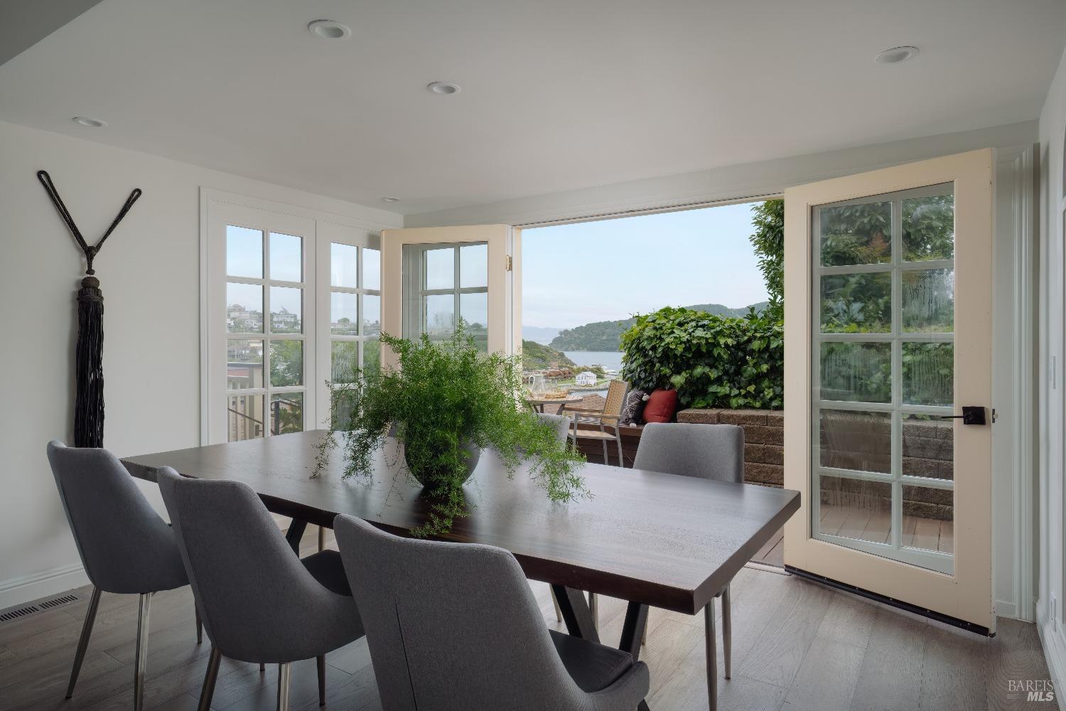 Detail Gallery Image 5 of 18 For 80 Eastview Ave, Tiburon,  CA 94920 - 3 Beds | 3/1 Baths