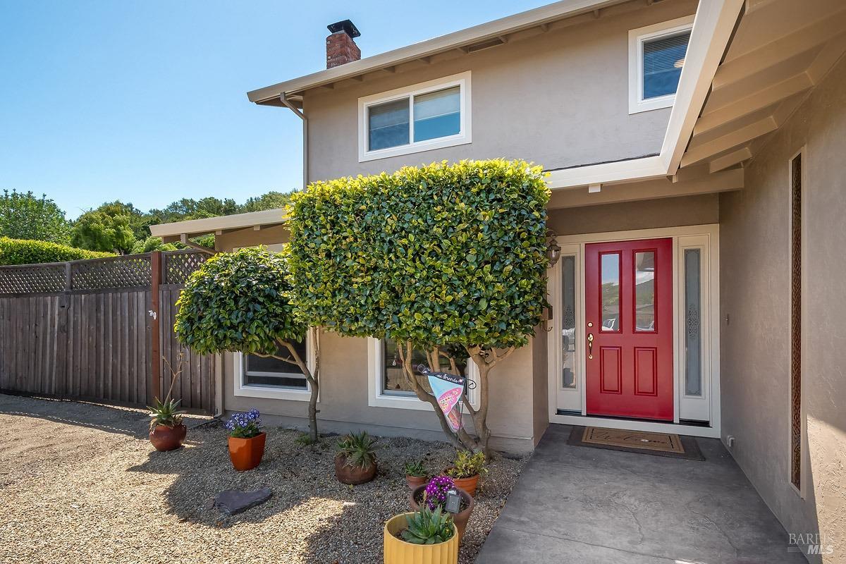 Detail Gallery Image 3 of 47 For 85 Stanford Ct, Novato,  CA 94947 - 4 Beds | 2/1 Baths