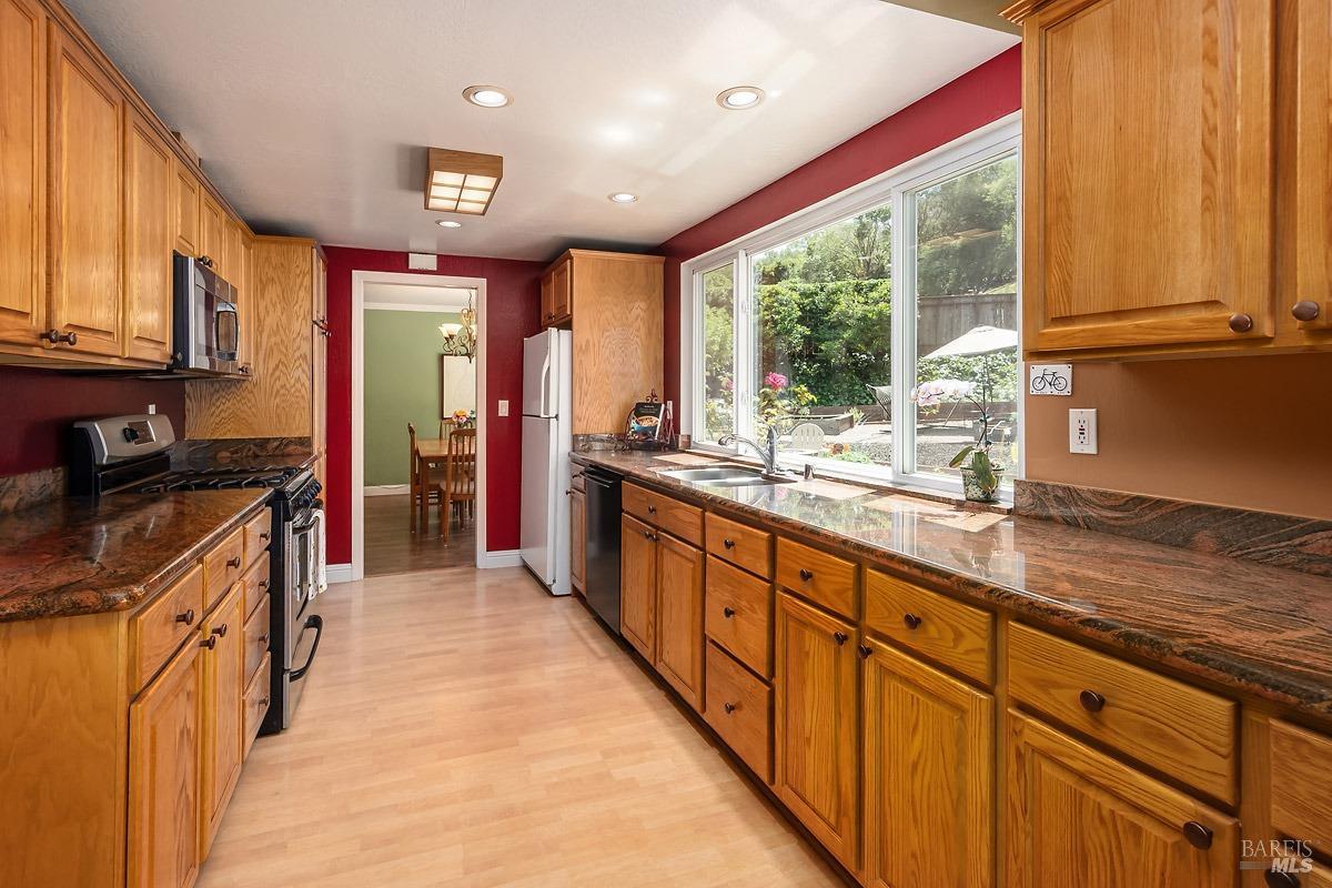 Detail Gallery Image 11 of 47 For 85 Stanford Ct, Novato,  CA 94947 - 4 Beds | 2/1 Baths