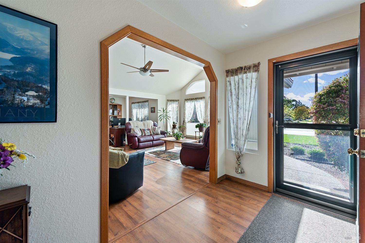 Detail Gallery Image 5 of 30 For 332 Countryside Dr, Santa Rosa,  CA 95401 - 3 Beds | 2 Baths