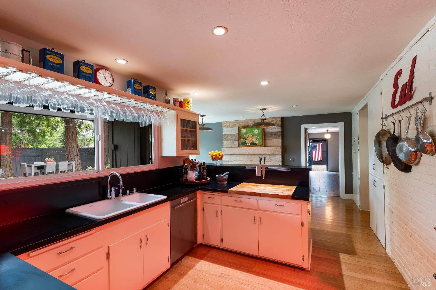 Detail Gallery Image 12 of 43 For 1325 Hillview Pl, Saint Helena,  CA 94574 - 4 Beds | 3/1 Baths
