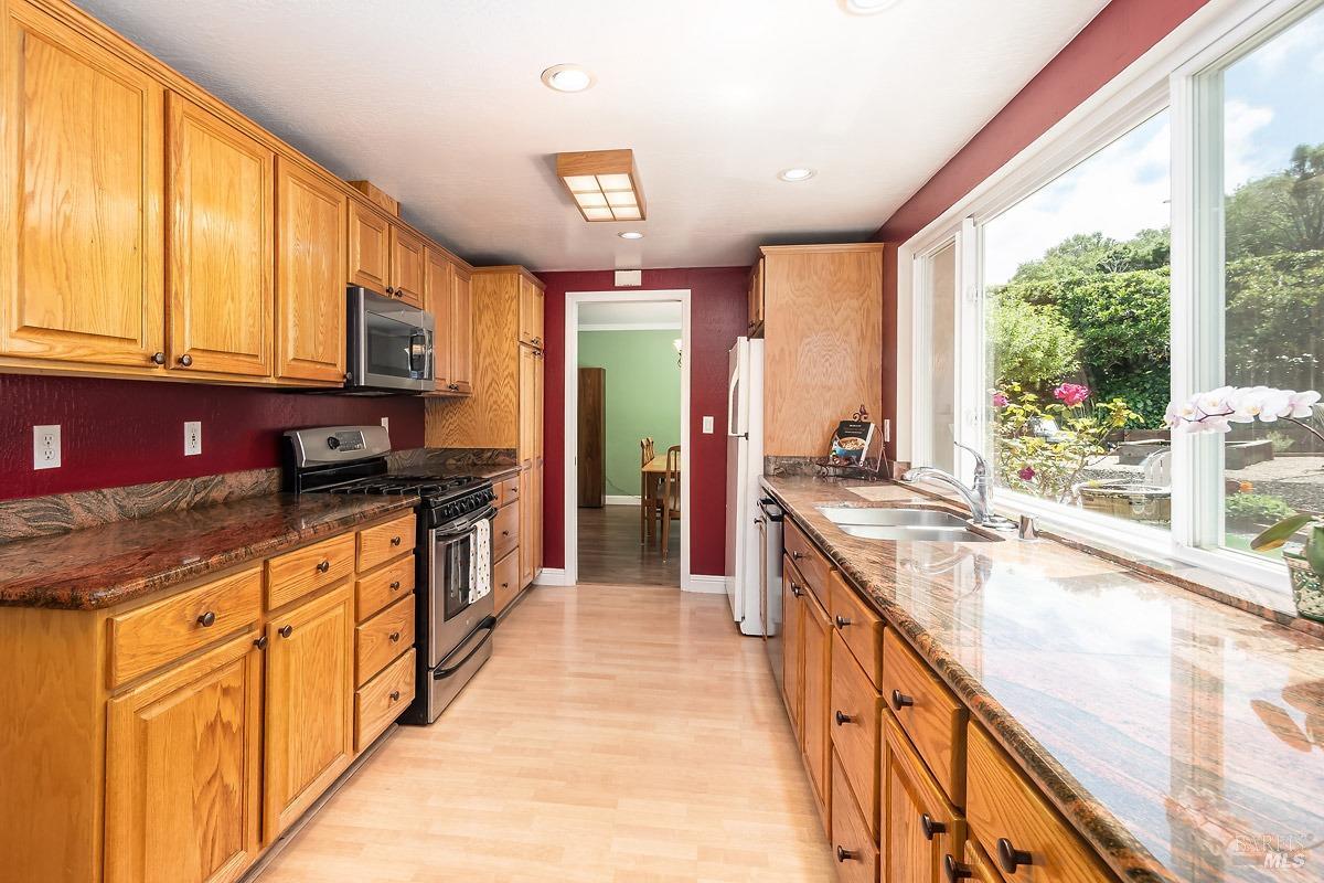 Detail Gallery Image 12 of 47 For 85 Stanford Ct, Novato,  CA 94947 - 4 Beds | 2/1 Baths