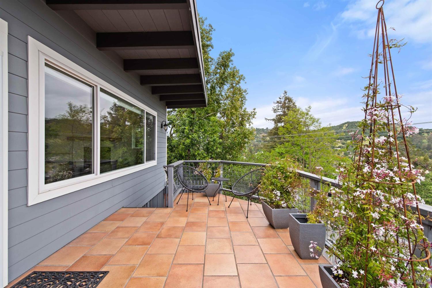 Detail Gallery Image 7 of 16 For 21 Miraflores Ave, San Rafael,  CA 94901 - 2 Beds | 1 Baths