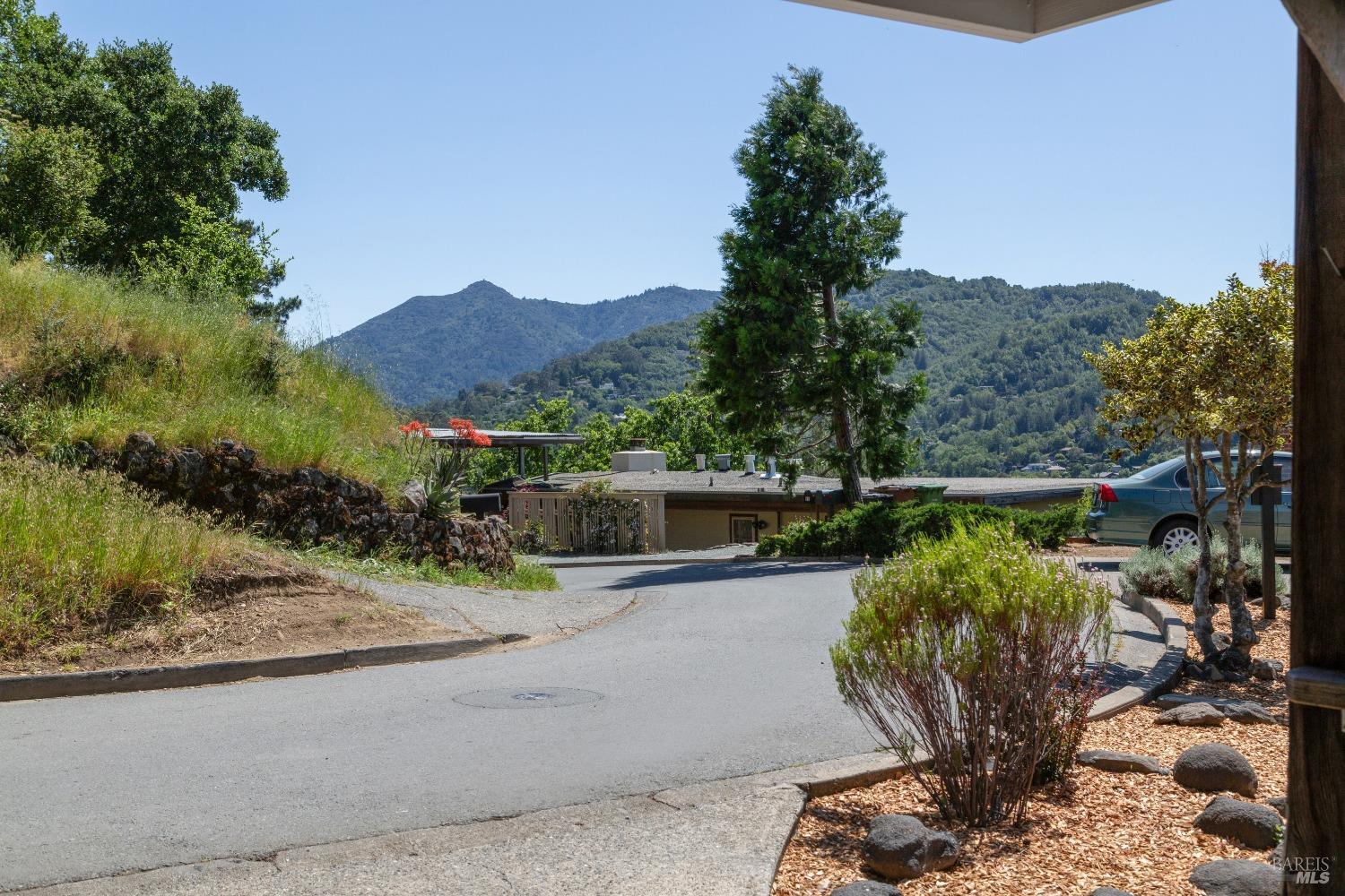Detail Gallery Image 7 of 37 For 97 Ridge Rd, San Anselmo,  CA 94960 - 2 Beds | 1 Baths