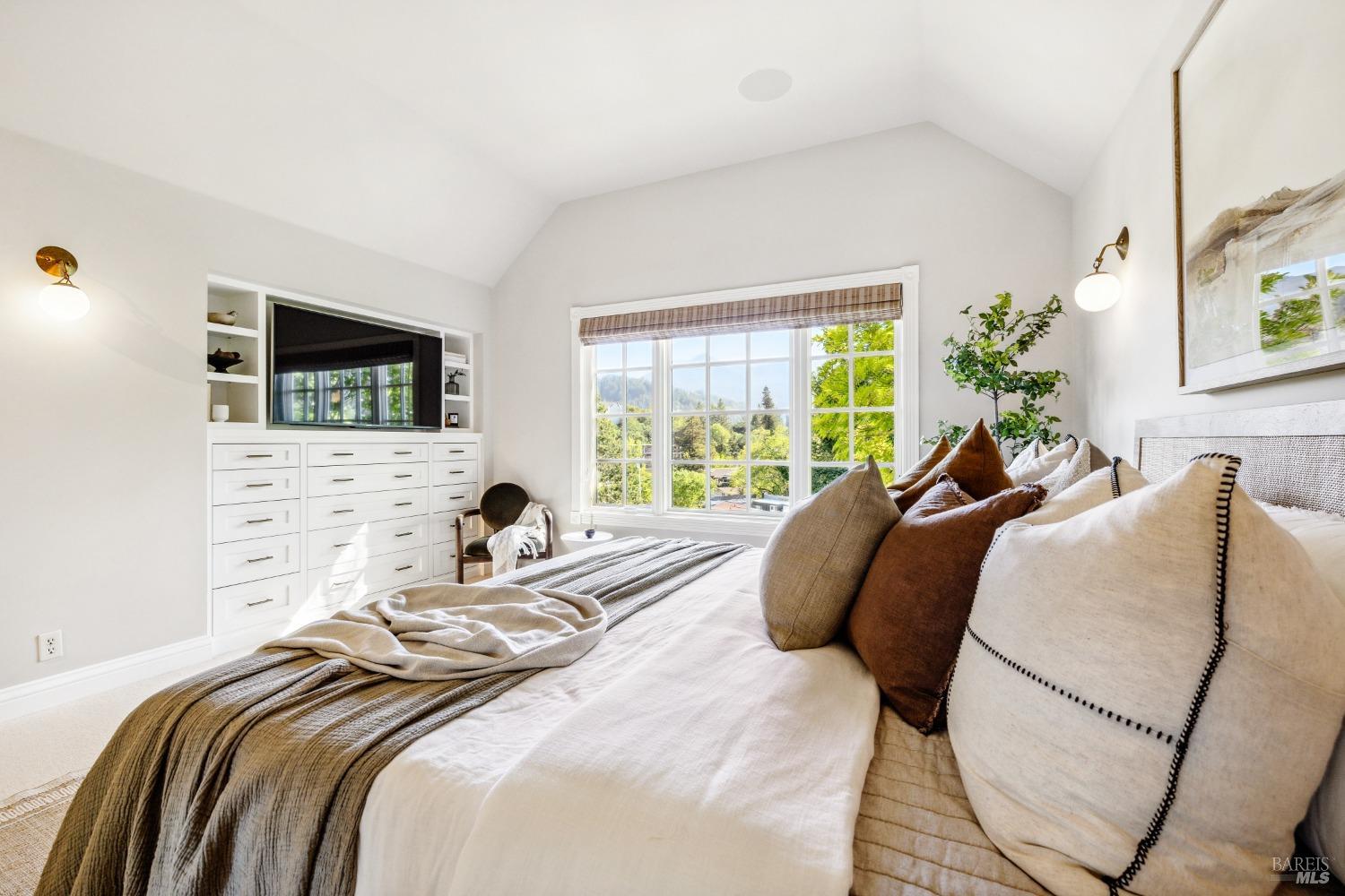 Detail Gallery Image 35 of 81 For 281 Crescent Rd a,  San Anselmo,  CA 94960 - 6 Beds | 3/1 Baths