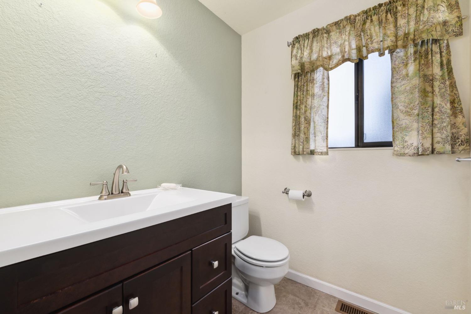 Detail Gallery Image 11 of 43 For 7856 Medallion Way, Rohnert Park,  CA 94928 - 3 Beds | 2/1 Baths