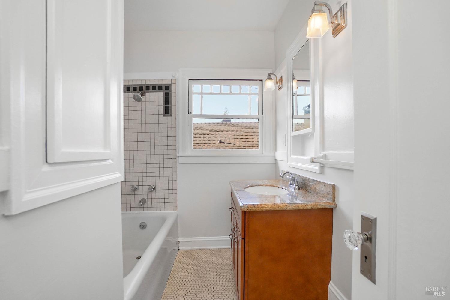 Detail Gallery Image 10 of 19 For 1108 E 33rd St, Oakland,  CA 94610 - 2 Beds | 1/1 Baths