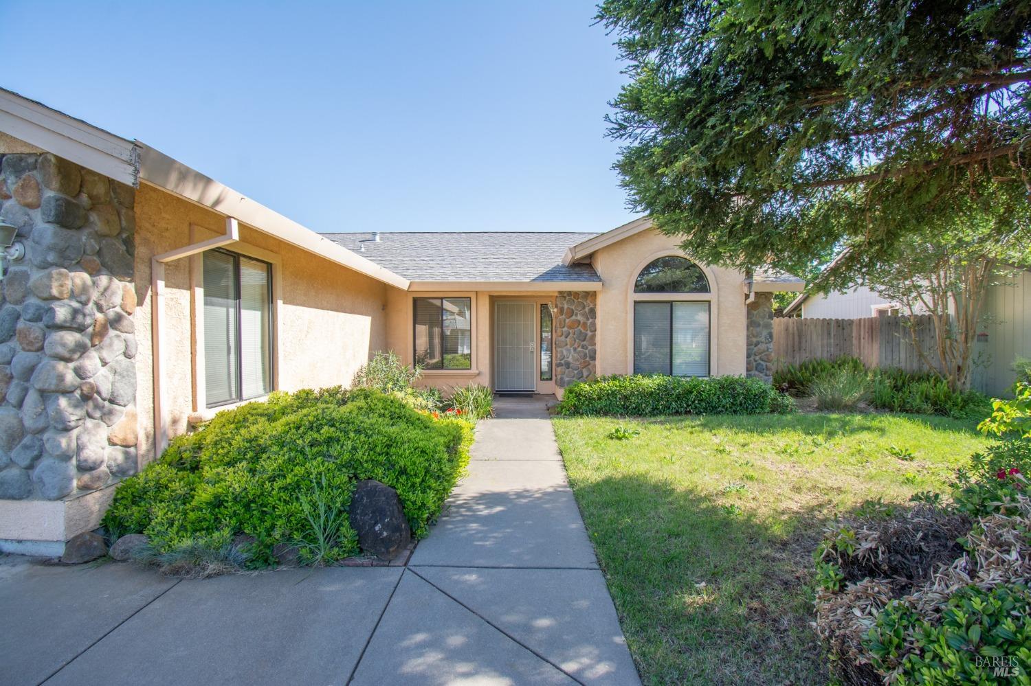 Detail Gallery Image 3 of 34 For 609 Countryside Dr, Vacaville,  CA 95687 - 3 Beds | 2 Baths