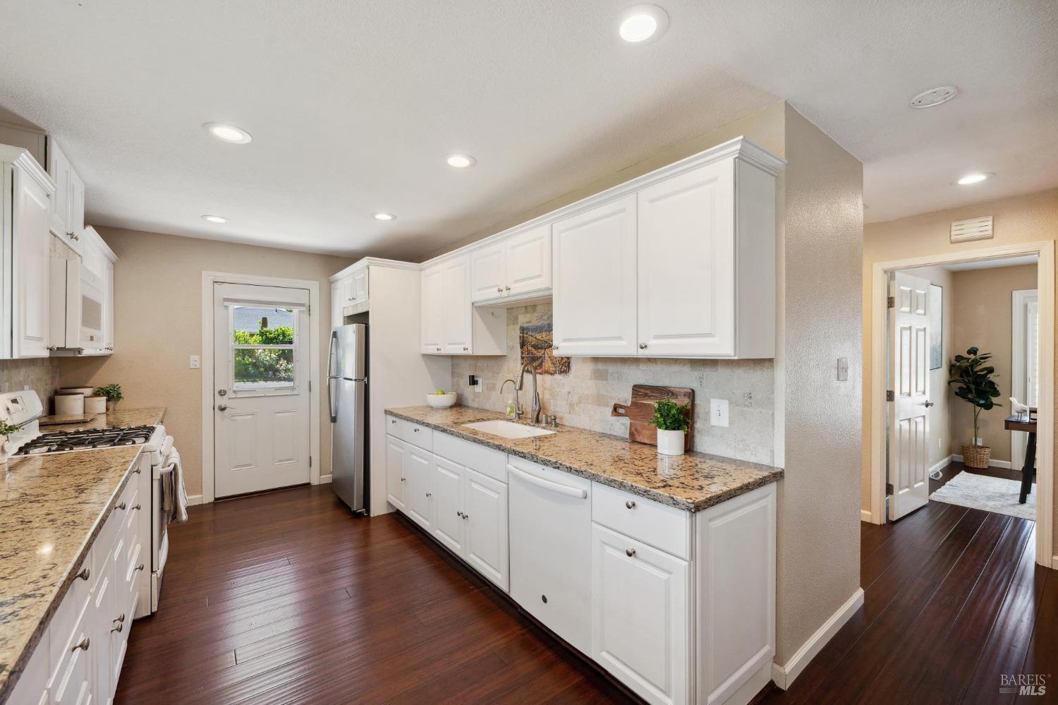 Detail Gallery Image 14 of 35 For 2224 Delpha Dr, Napa,  CA 94558 - 3 Beds | 1 Baths