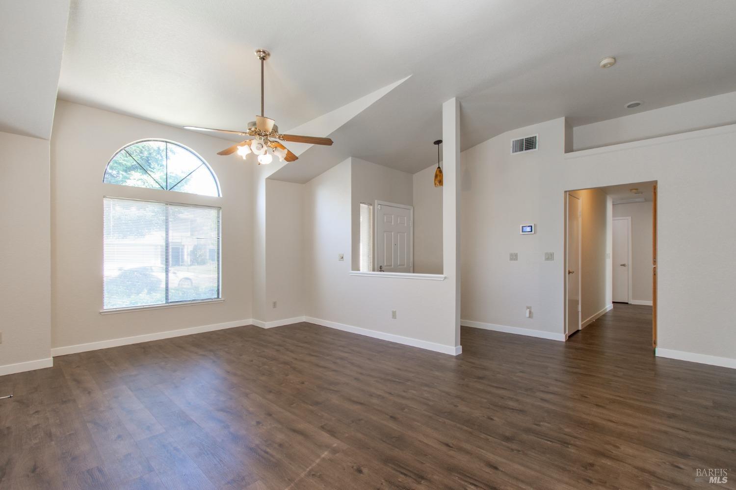 Detail Gallery Image 5 of 34 For 609 Countryside Dr, Vacaville,  CA 95687 - 3 Beds | 2 Baths