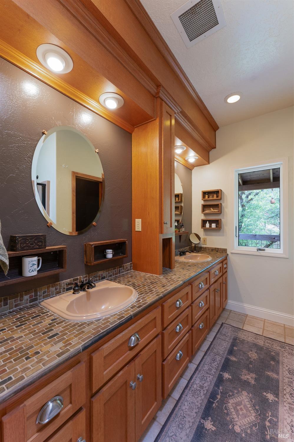 Detail Gallery Image 16 of 41 For 10551 Valley View Dr, Ukiah,  CA 95482 - 2 Beds | 2 Baths