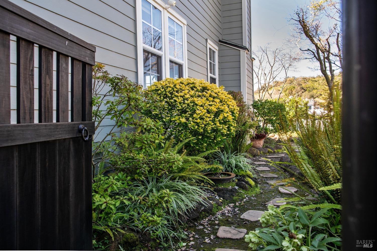Detail Gallery Image 29 of 50 For 22 Edgewater Ct, San Rafael,  CA 94903 - 4 Beds | 2/1 Baths