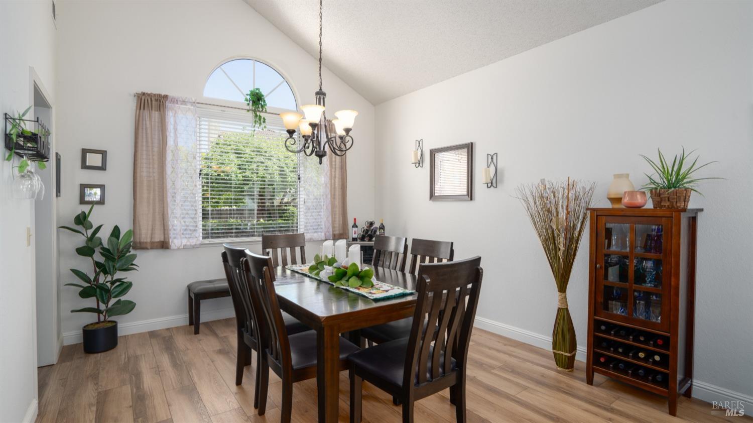 Detail Gallery Image 6 of 48 For 361 Engell Ct, Suisun City,  CA 94585 - 4 Beds | 2/1 Baths