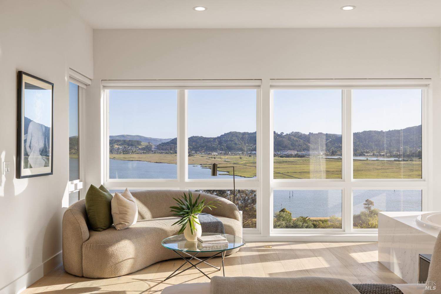 Detail Gallery Image 26 of 48 For 33 Drakes Cove Ct, Larkspur,  CA 94939 - 5 Beds | 3/1 Baths