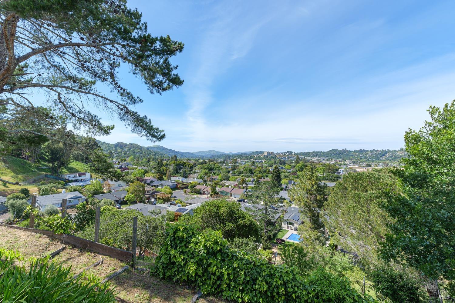 Detail Gallery Image 34 of 35 For 41 Blue Rock Ct, Corte Madera,  CA 94925 - 5 Beds | 2/1 Baths