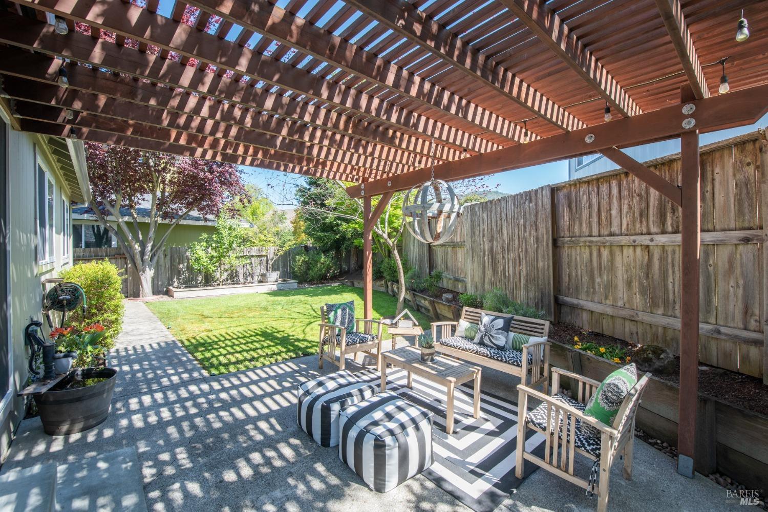 Detail Gallery Image 21 of 26 For 4322 Gloria Ct, Rohnert Park,  CA 94928 - 3 Beds | 2 Baths