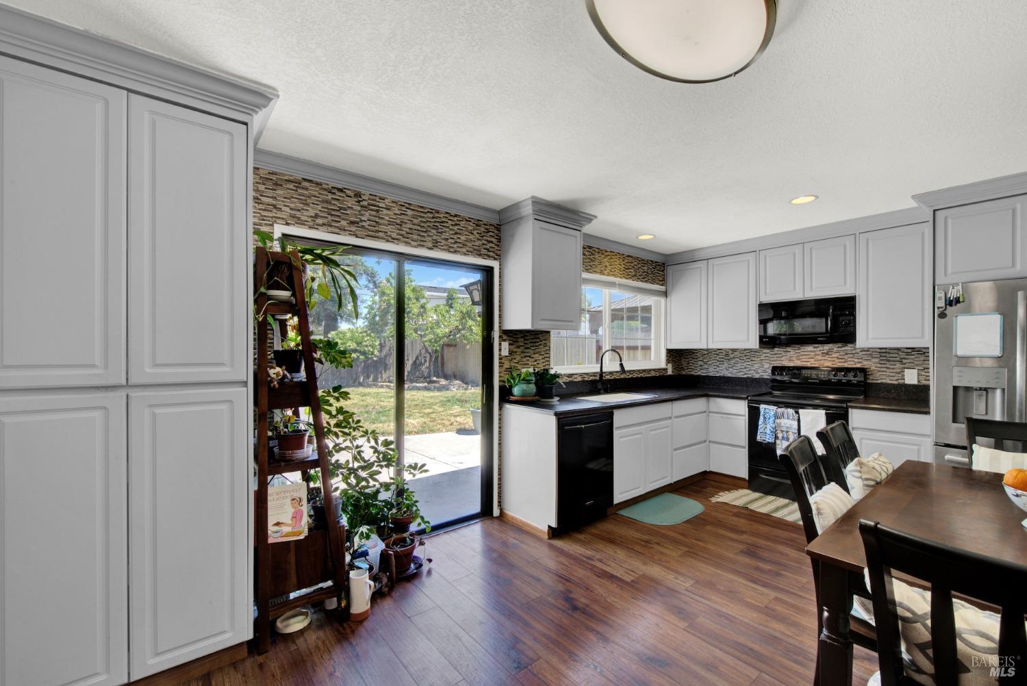 Detail Gallery Image 7 of 42 For 1363 Farmington Dr, Vacaville,  CA 95687 - 3 Beds | 2 Baths