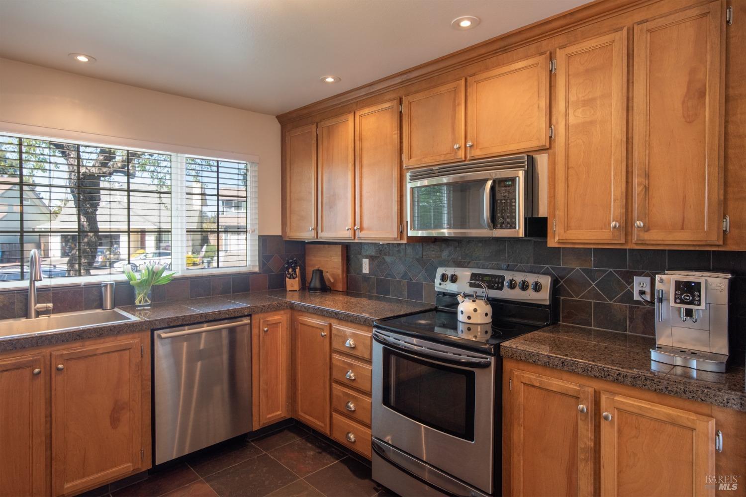 Detail Gallery Image 4 of 26 For 4322 Gloria Ct, Rohnert Park,  CA 94928 - 3 Beds | 2 Baths