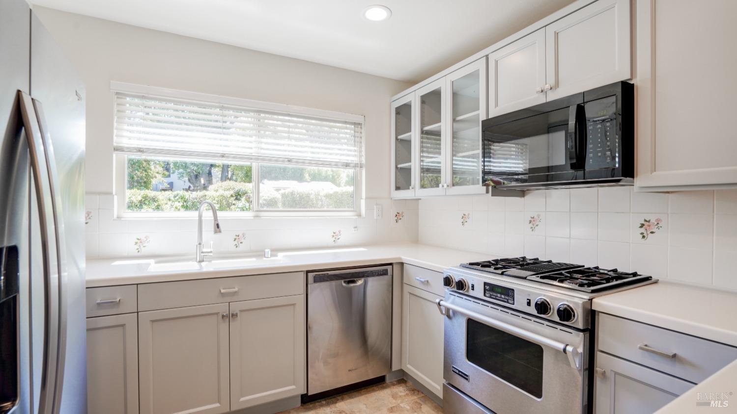 Detail Gallery Image 9 of 38 For 19 Salvatore Dr, Novato,  CA 94949 - 3 Beds | 2/1 Baths