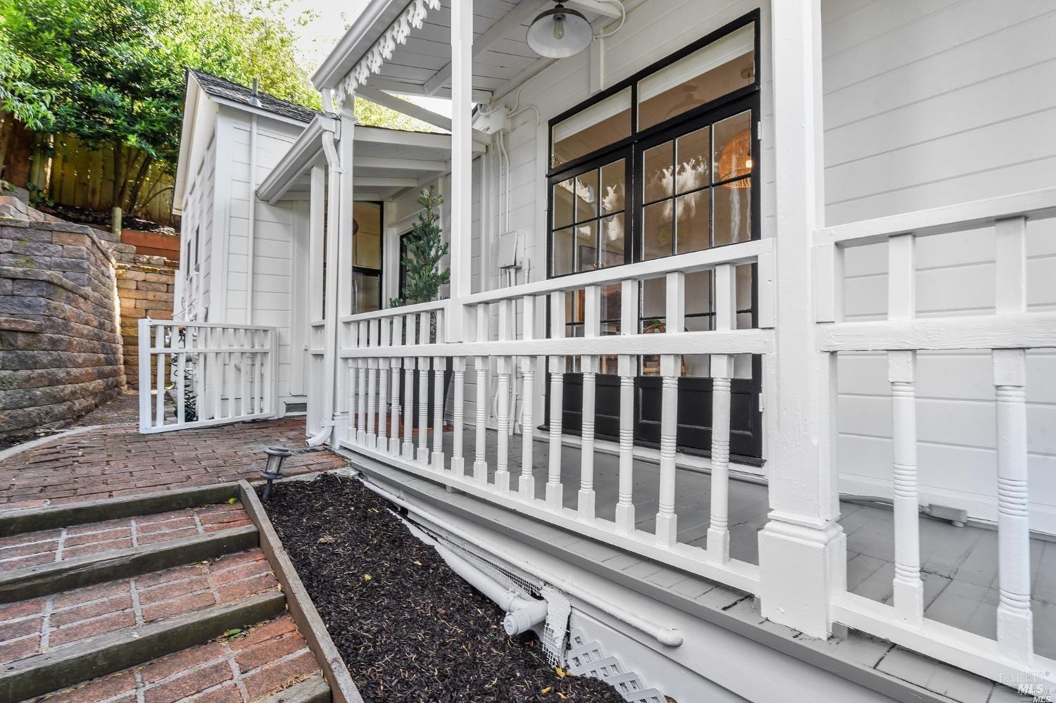 Detail Gallery Image 5 of 32 For 215 South St, Sausalito,  CA 94965 - 2 Beds | 1 Baths